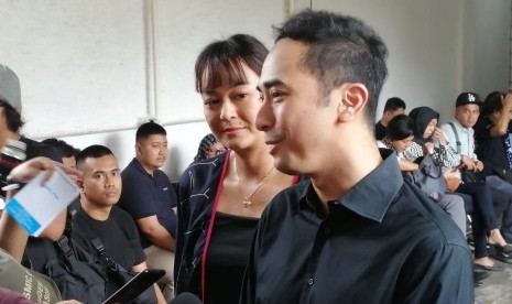 Pasangan artis Winky Wiryawan dan Kenes Andari saat ditemui di rumah duka Ria Irawan di kawasan Lebak Bulus, Jakarta Selatan, Senin (6/1) siang. 