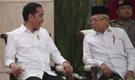 Presiden Joko Widodo (kiri) berbincang dengan Wakil Presiden Ma'ruf Amin ketika memimpin Sidang Kabinet Paripurna di Istana Negara, Jakarta, Senin (6/1/2020).