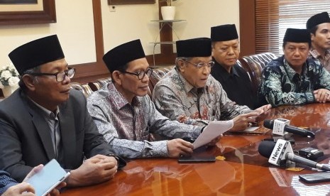 Ketua Umum PBNU, Prof. KH. Said Aqil Siraj saat membacakan pernyataan sikap resmi Nahdlatul Ulama (NU) terkait pelanggaran batas wilayah oleh kapal Cina di perairan Natuna di Kantor PBNU, Jakarta Pusat,  Senin (6/1).