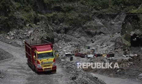 Aktivitas penambangan pasir di aliran sungai Gendol, Gunung Merapi, Cangkringan, Sleman, DI Yogyakarta. Korban meninggal setelah tertimpa tebing longsor di lokasi penambangan pasir. Ilustrasi.