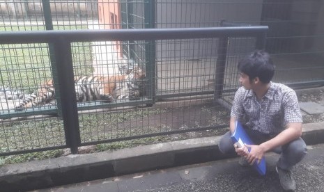 Video Youtube Alshad Ahmad (24), sepupu artis Raffi Ahmad tentang Harimau Benggala bernama Eshan viral dan ditonton lebih dari 2,5 juta netizen. Berbagai komentar positif dari netizen bermunculan di kolom komentar bahkan banyak komentar negatif yang mempertanyakan izin Alshad Ahmad untuk memelihara harimau.