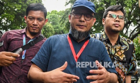 Penyidik Senior KPK Novel Baswedan (tengah) berjalan meninggalkan ruang penyidikan usai menjalani pemeriksaan di Polda Metro Jaya, Jakarta, Senin (6/1/2020)