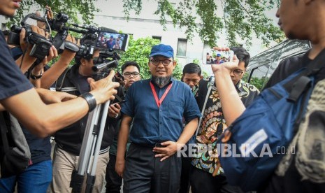 Penyidik Senior KPK Novel Baswedan (tengah) berjalan meninggalkan ruang penyidikan usai menjalani pemeriksaan di Polda Metro Jaya, Jakarta, Senin (6/1/2020).