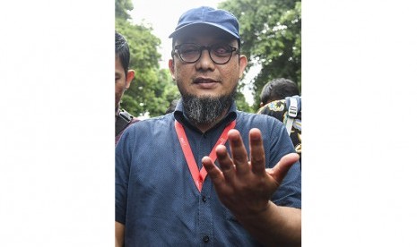 Penyidik Senior KPK Novel Baswedan berjalan meninggalkan ruang penyidikan usai menjalani pemeriksaan di Polda Metro Jaya, Jakarta, Senin (6/1/2020).