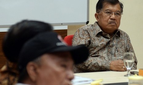 Ketua Palang Merah Indonesia Jusuf Kalla saat memimpin rapat evaluasi dan kordinasi penanganan banjir dan longsor DKI Jakarta, Jawa Barat dan Banten, Senin (6/1) di Markas Pusat PMI, Jakarta.