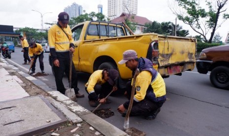 Cegah kembali terjadi banjir, Dinas Pekerjaan Umum dan Penataan Ruang (PUPR) Kota Depok melakukan pembersihan saluran air di sepanjang Jalan Margonda Raya, Kota Depok, Senin (6/1).