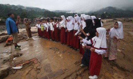 Sejumlah siswa SD Negeri 02 Banjar Irigasi Lebak belajar sambil bermain di atas sisa puing sekolahnya yang hancur di Desa Banjar Irigasi, Kecamatan Lebak Gedong, Kabupaten Lebak, Banten, Senin (6/1/2020).