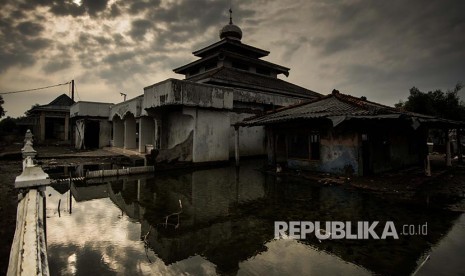 Bangunan masjid yang terendam air rob akibat abrasi di Pantai Bahagia, Muara Gembong, Kabupaten Bekasi, Jawa Barat.