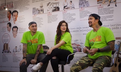 Aktor dan aktris pemeran film Mangga Muda, Tora Sudiro (kanan), Nafa Urbach (tengah) dan Gary Iskak (kiri) mengikuti wawancara khusus dengan Kantor Berita Antara di Wisma Antara, Jakarta, Senin (6/1/2020). 