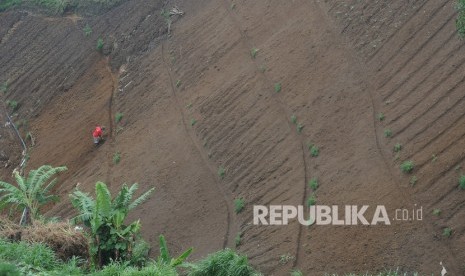 Seorang petani mengolah lahan pertanian yang berada di lereng Gunung Merbabu, Selo, Boyolali, Jawa Tengah, Senin (6/1/2020).