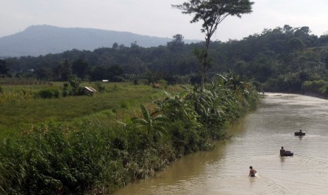 Penambang mengambil pasir di Sungai Cileungsi, Citeureup, Kabupaten Bogor, Jawa Barat (ilustrasi)