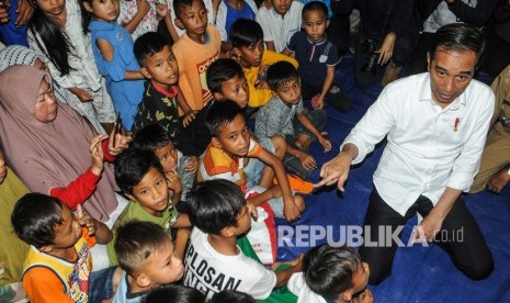 Presiden Joko Widodo (kanan) berdialog korban bencana di Desa Banjar Irigasi, Lebak, Banten, Rabu (7/1/2020).