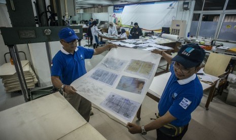 Petugas yang tergabung dalam Tim Rescue Arsip menyelesaikan proses restorasi arsip keluarga miliki warga terdampak banjir di Kantor ANRI, Cilandak Timur, Jakarta, Selasa (7/1/2020).