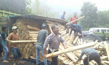 Truk pengangkut kayu terbalik di Jalur Gentong, Kecamatan Kadipaten, Kabupaten Tasikmalaya, Selasa (7/1).