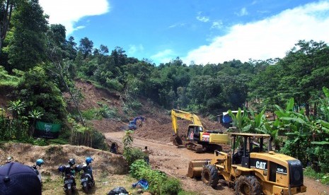 Sejumlah alat berat digunakan untuk membuka akses jalan longsor di Desa Harkat Jaya, Kecamatan Sukajaya, Kabupaten Bogor, Jawa Barat, Selasa (7/1/2020). 