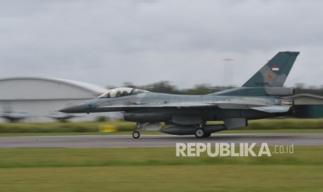 Pesawat Tempur F16 C milik skadron udara 16 wing udara 7 Lanud Roesmin Nurjadin - Pekanbaru, mendarat di Lanud Raden Sadjad, Natuna, Kepulauan Riau, Selasa (7/1/2020).