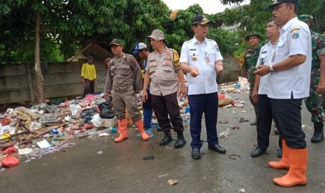 Walikota Jakarta Barat Rustam Efendi meninjau  pemulihan pasca bencana banjir dengan membersihkan sampah secara serentak. 