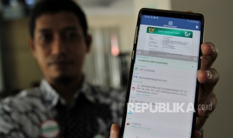 BPJS Kesehatan Tarakan perkenalkan fitur baru di Mobile JKN. Foto petugas menunjukkan Aplikasi Mobile Jaminan Kesehatan Nasional (JKN) BPJS Kesehatan, (ilustrasi).