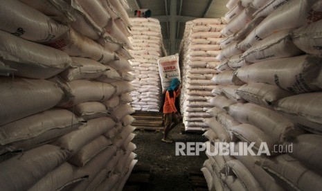 Pekerja mengangkut pupuk untuk didistribusikan di gudang pupuk PT Pupuk Kujang Jatibarang, Indramayu, Jawa Barat, Rabu (8/1/2020).