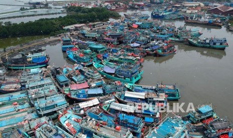 Foto aerial kapal nelayan bersandar di Pelabuhan Tegal, Jawa Tengah, Rabu (8/1/2020).