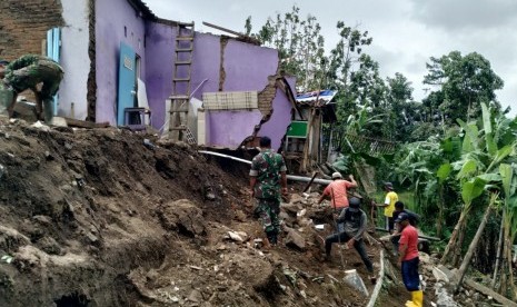 Warga membersihkan sisa material longsoran yang terjadi di Kampung Karangresik, Kelurahan Sukamanah, Kecamatan Cipedes, Kota Tasikmalaya, Rabu (8/1). 