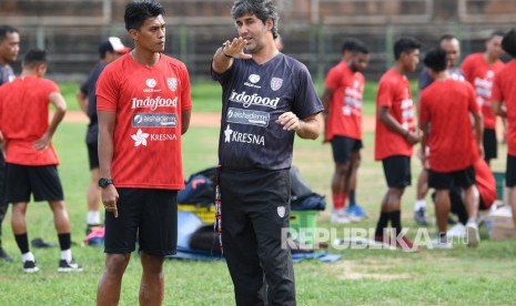 Pelatih Bali United Stefano Cugurra alias Teco (baju hitam/ilustrasi). Teco sudah tiba di Jakarta dari Brasil dan akan bergabung dengan timnya pada 23 Januari.