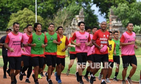 Pesepak bola Bali United melakukan pemanasan saat latihan ketahanan fisik di GOR Ngurah Rai, Denpasar, Bali, Rabu (8/1/2020). 