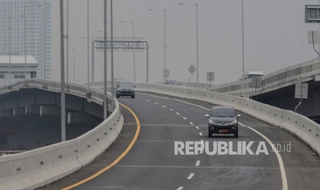 Sejumlah kendaraan menggunakan Tol layang (Elevated) II Jakarta-Cikampek (Japek) di Cikunir, Bekasi, Jawa Barat, Rabu (8/1/2020). 