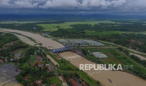 Foto udara aliran sungai Citanduy di Bendungan Manganti yang terletak di Purwadadi, Kabupaten Ciamis, Jawa Barat, Rabu (8/1/2020).