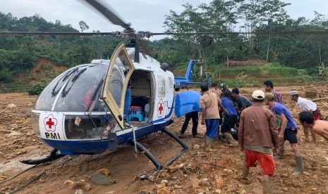 Tim bantuan dari PMI tiba di kampung Cileuksa Hilir, Kabupaten Bogor yang terisolasi akibat banjir bandang, Rabu (8/1).