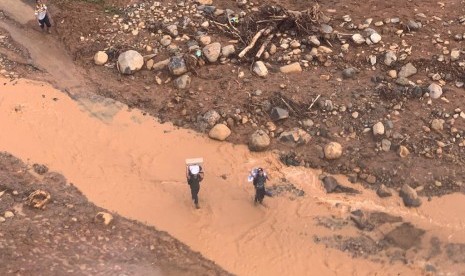 Tim bantuan dari PMI tiba di kampung cileksa hilir, kabupaten Bogor yang terisolasi akibat banjir bandang, Rabu (8/1).