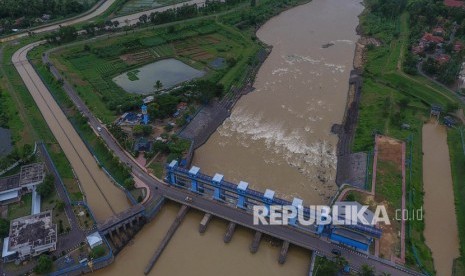 Foto udara aliran sungai Citanduy di Bendungan Manganti yang terletak di Purwadadi, Kabupaten Ciamis, Jawa Barat, Rabu (8/1/2020). BBWS Citanduy disebut siap melakukan normalisasi dengan pengerukan dan penyodetan, sebagai langkah penanganan banjir.