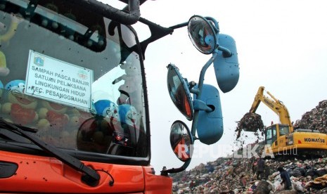 DLH Surabaya: Truk Compactor akan Angkut Sampah ke TPA (ilustrasi).