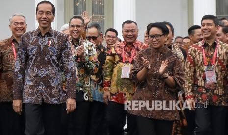 Presiden Joko WIdodo (kiri) berjalan bersama Menteri Luar Negeri Retno LP Marsudi (kedua kanan) dan para duta besar seusai mengikuti peresmian pembukaan rapat kerja kepala perwakilan RI dengan Kemenlu di halaman Istana Merdeka, Jakarta, Kamis (9/1/2020).