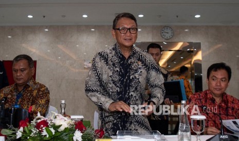 Menteri ESDM Arifin Tasrif (tengah) didampingi Sekjen Ego Syahrial (kiri) dan Kepala BPH Migas M Fanshurullah Asa (kanan) bersiap menyampaikan capaian kinerja 2019 dan program 2020 di Kantor Kementerian ESDM, Jakarta, Kamis (9/1/2020). 