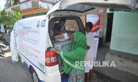 Petugas melayani warga menggunakan Mobile Customer Service (MCS) BPJS Kesehatan di Balai Gadang, Padang, Sumatera Barat, Kamis (9/1/2020). 