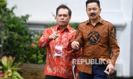 Duta Besar Indonesia untuk China Djauhari Oratmangun (kiri)