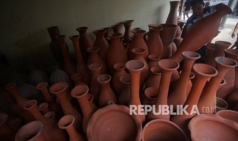 Pengrajin menata kerajinan gerabah yang siap di distribusikan di Sentra Industri Gerabah Kasongan, Bantul, D.I Yogyakarta, Kamis (9/1/2020). 