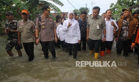 Gubernur Jawa Timur Khofifah Indar Parawansa (tengah) sedang meninjau banjir