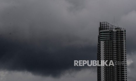 Awan mendung terlihat dari kawasan Pluit, Jakarta, Kamis (9/1/2020)