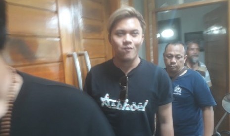 Artis Rizky Febian enggan berkomentar menyangkut pembongkaran makam almarhumah ibunya, Lina Jubaedah di Sekelimus Utara, Kota Bandung, Kamis (9/1). Rizky menduga terdapat kejanggalan kematian ibunya karena terdapat luka lebam di tubuhnya.