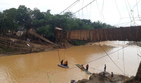 Jembatan gantung yang menuju Kampung Susukan dan Bolang Desa Bungurmekar, Lebak, Banten, terputus akibat banjir bandang 1 Januari lalu. BPBD Lebak meminta warga waspadai banjir dan tanah longsor sepekan ke depan. Ilustrasi.