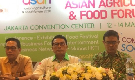 Ketua Umum Himpunan Kerukunan Tani Indonesia (HKTI), Moeldoko bersama pengurus pusat menggelar konferensi pers mengenai penyelenggaraan Asian Agriculture & Food Forum (Asaff) 2020 di Hotel Aryaduta Jakarta, Kamis (9/1). 