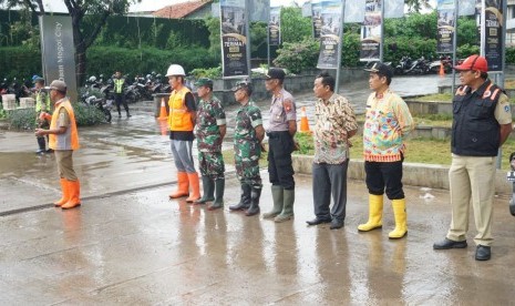 Petugas gabungan dari Polri, TNI dan Kecamatan Kalideres atau yang sering disebut tiga pilar kompakan membersihkan sampah dan lumpur sisa banjir. Sampah dan lumpur yang tiga pilar bersihkan itu di RW 01 Kelurahan Semanan, Jakarta Barat. 