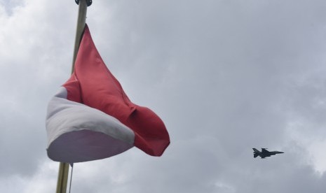 Pesawat Tempur F16 C Skadron Udara 16 Wing Udara 7 Lanud Roesmin Nurjadin - Pekanbaru beroperasi melintas di atas Selat Lampa, Natuna, Kepulauan Riau, Kamis (9/1/2020).