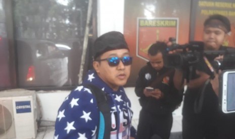 Suami almarhumah Lina Jubaedah, Tedy mendatangi Satreskrim Polrestabes Bandung untuk memberikan keterangan terkait pelaporan Rizky Febian menyangkut kejanggalan kematian ibunya, Jumat (10/1). 