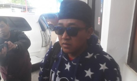 Suami almarhumah Lina Jubaedah, Tedy mendatangi Satreskrim Polrestabes Bandung untuk memberikan keterangan terkait pelaporan Rizky Febian menyangkut kejanggalan kematian ibunya, Jumat (10/1). 