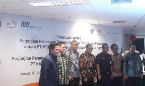 Menteri BUMN Erick Thohir, Menteri Perhubungan Budi Karya Sumadi, Gubernur DKI Jakarta Anies Baswedan, menandatangani perjanjian pemegang saham pendirian perusahaan patungan antara PT MRT Jakarta Perseroda dan PT Kereta Api Indonesia (Persero) serta perjanjian penataan stasiun terintegrasi antara Pemprov DKI, KAI, MRT, di kantor Kementerian BUMN, Jakarta, Jumat (10/1).