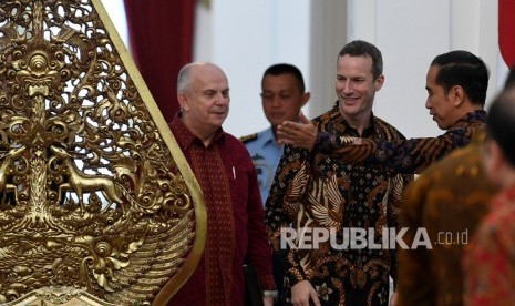 Presiden Joko Widodo (kanan) menerima CEO International Development Finance Corporation (IDFC), Adam S Boehler (tengah) dan Duta Besar Amerika untuk Indonesia Joseph R. Donovan Jr. (kiri) di Istana Merdeka, Jakarta, Jumat (10/01/2020).