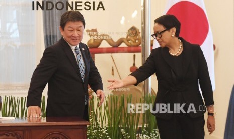 Menteri Luar Negeri Retno Marsudi (kanan) berjalan bersama Menteri Luar Negeri Jepang Toshimitsu Motegi (kiri). Ilustrasi.